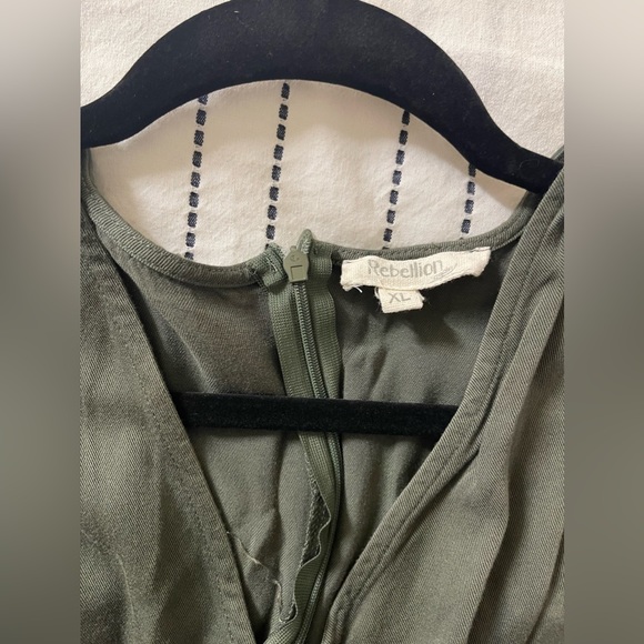 Dark green jumpsuit with tie belt- Women’s size XL - Picture 4 of 4